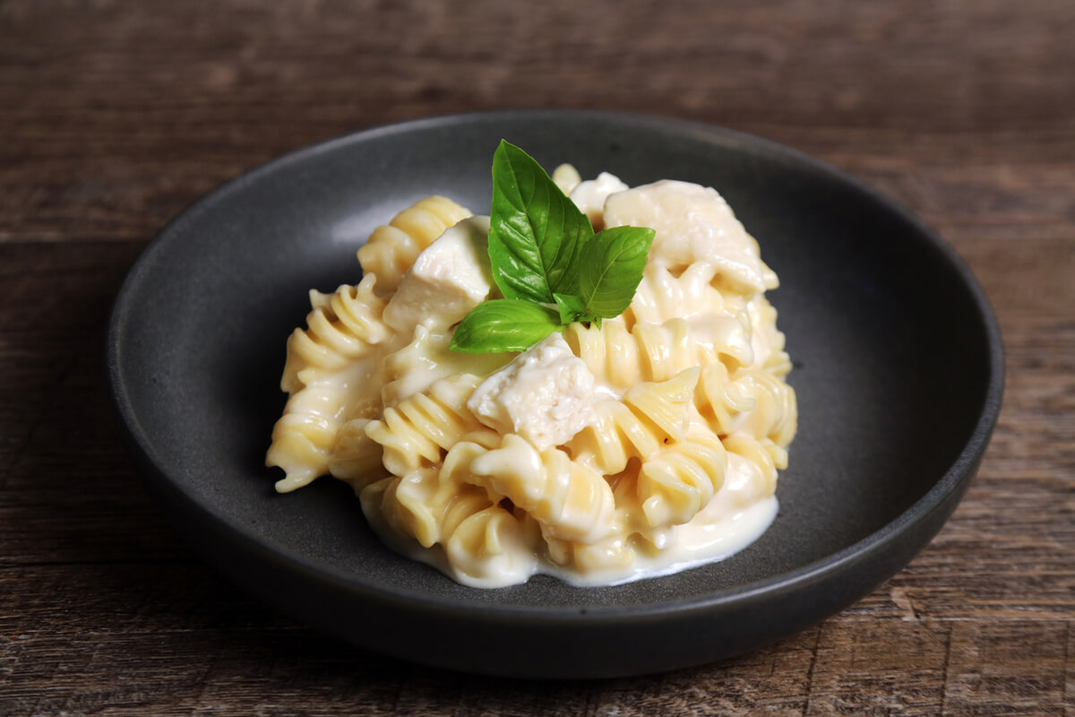 We add bites of chicken tenders to our irresistible alfredo sauce for a flavorful meal loaded with protein.